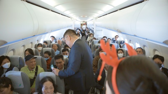 Tổng giám đốc Bamboo Airways tặng quà Giáng sinh cho những hành khách may mắn - Ảnh 1.