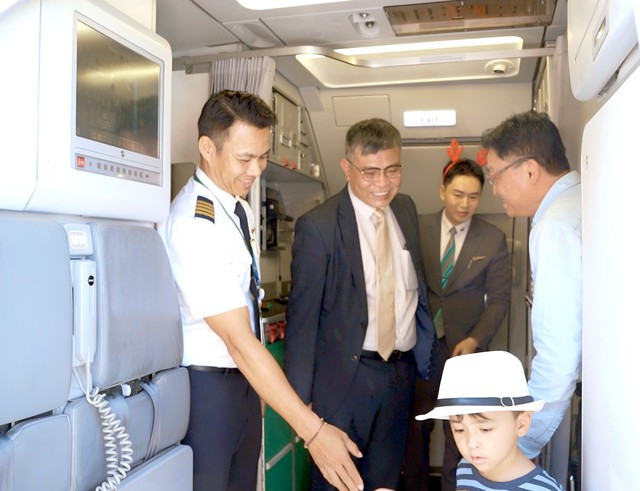 Tổng giám đốc Bamboo Airways tặng quà Giáng sinh cho những hành khách may mắn - Ảnh 4.