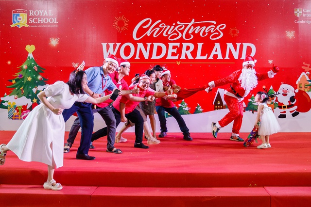 Ông già Noel cao 2m lần đầu tiên ghé thăm lễ hội Giáng sinh ở trường quốc tế - Ảnh 10.