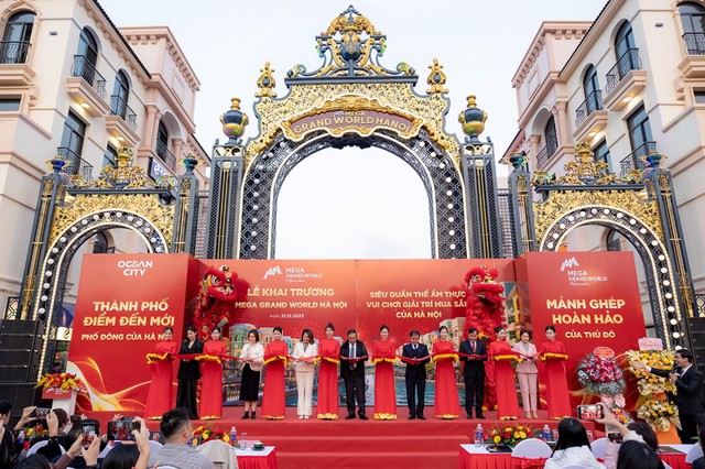 Du kh&aacute;ch trầm trồ tận mắt thưởng l&atilde;m show thực cảnh ho&agrave;nh tr&aacute;ng tr&ecirc;n s&acirc;n khấu thuyền - Ảnh 5.