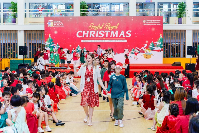 Ông già Noel cao 2m lần đầu tiên ghé thăm lễ hội Giáng sinh ở trường quốc tế - Ảnh 4.