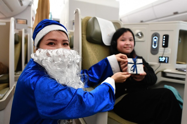 Ngắm nhìn không khí Giáng sinh ấm áp trên các chuyến bay của Vietnam Airlines - Ảnh 7.