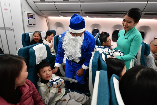 Ngắm nhìn không khí Giáng sinh ấm áp trên các chuyến bay của Vietnam Airlines - Ảnh 8.