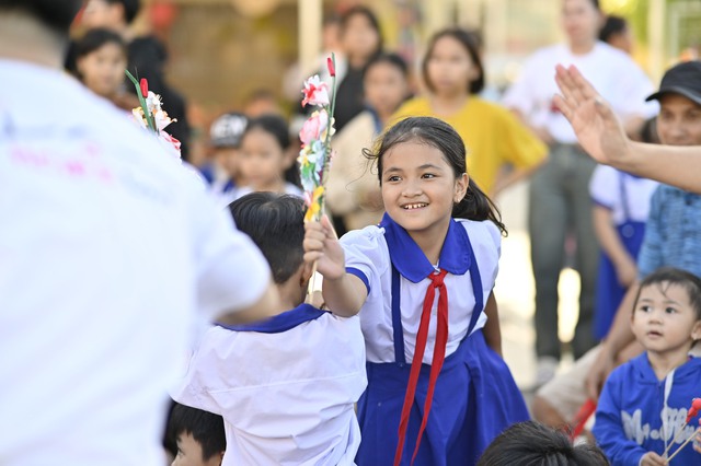 Nối dài yêu thương, chuyến xe Home Love tiếp tục lăn bánh “Mang Tết Ấm về Bạc Liêu” - Ảnh 4.