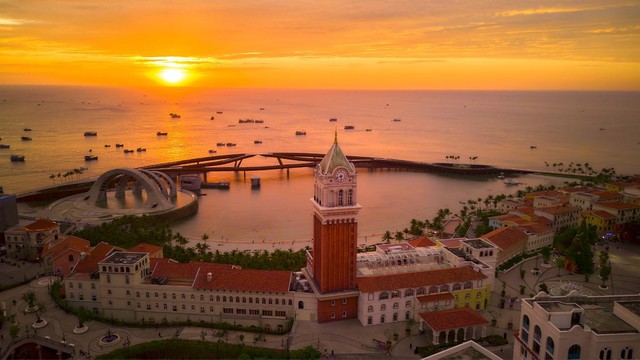 Cầu H&ocirc;n vừa khai trương đ&atilde; &ldquo;sốt rần rần&rdquo;, h&agrave;ng ngh&igrave;n du kh&aacute;ch check-in mỗi ng&agrave;y - Ảnh 11.