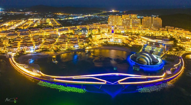 Cầu H&ocirc;n vừa khai trương đ&atilde; &ldquo;sốt rần rần&rdquo;, h&agrave;ng ngh&igrave;n du kh&aacute;ch check-in mỗi ng&agrave;y - Ảnh 8.