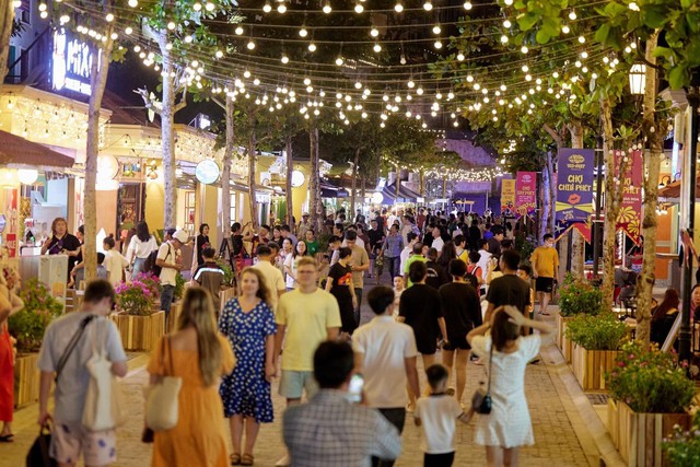 Cầu H&ocirc;n vừa khai trương đ&atilde; &ldquo;sốt rần rần&rdquo;, h&agrave;ng ngh&igrave;n du kh&aacute;ch check-in mỗi ng&agrave;y - Ảnh 10.