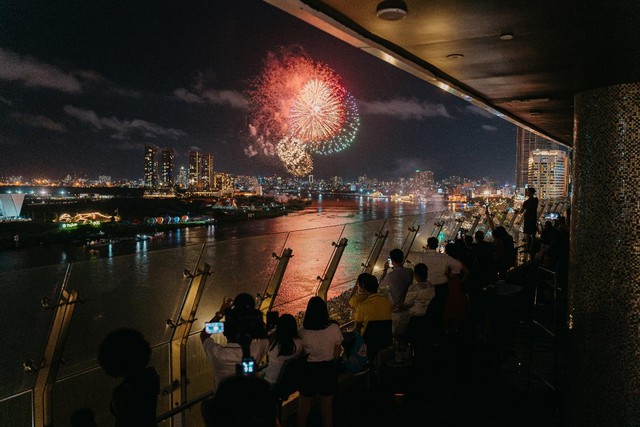 Ngắm pháo hoa rực rỡ và chào đón năm mới tại Le Méridien Saigon - Ảnh 2.