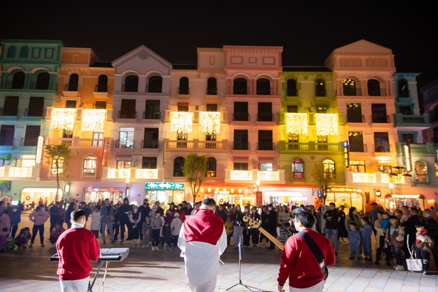 Kh&aacute;m ph&aacute; tour du lịch đ&ecirc;m cực đ&atilde; cho giới trẻ H&agrave; th&agrave;nh dịp lễ n&agrave;y - Ảnh 12.