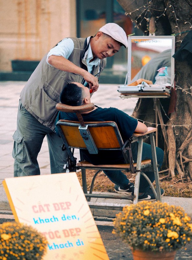 Người dân và du khách diện áo dài check-in “cháy máy” tại Chợ Tết xưa “phố Đông” Hà Nội - Ảnh 5.