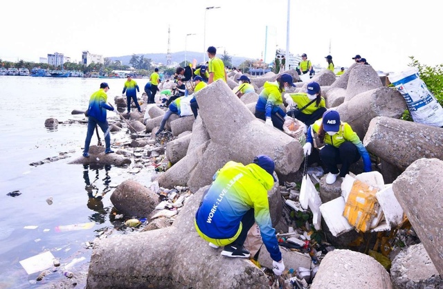 ACB tham gia dọn rác bãi biển trong Ngày Vì môi trường Phú Quốc - Ảnh 1.