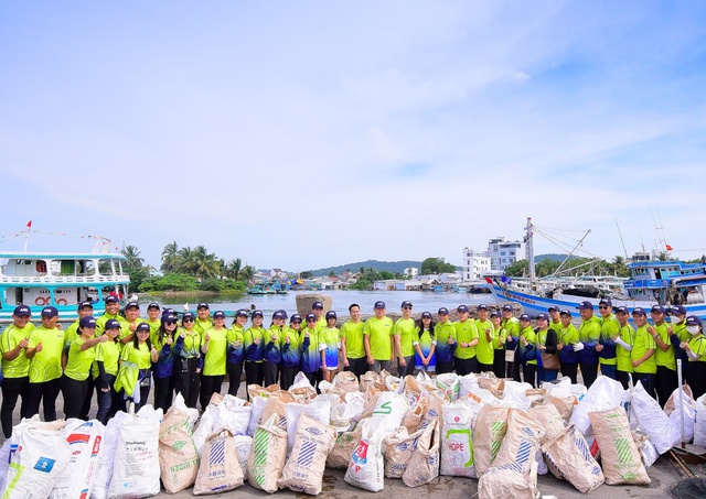 ACB tham gia dọn rác bãi biển trong Ngày Vì môi trường Phú Quốc - Ảnh 3.