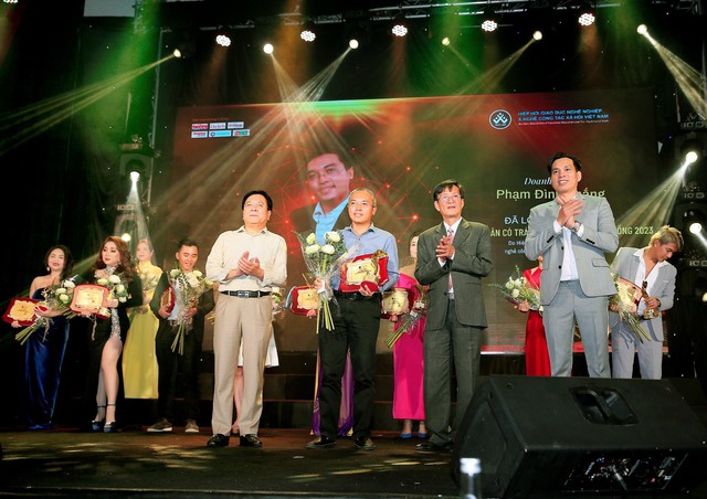Doanh nhân Phạm Đình Thắng, Chotayninh nhận giải thưởng cộng đồng - Ảnh 1.