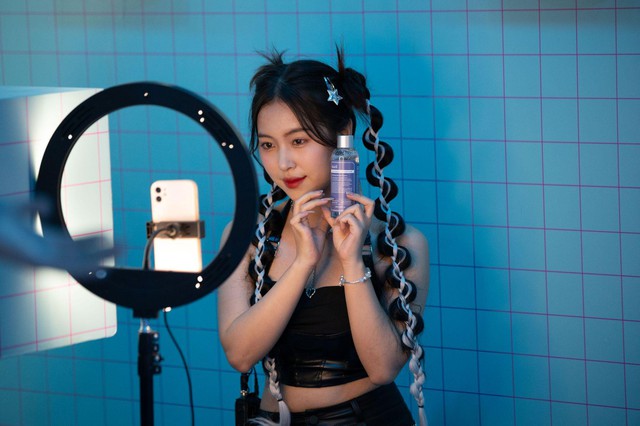 Th&iacute; sinh KOC VIETNAM 2023 gặp thử th&aacute;ch khi nhận đề b&agrave;i từ top 5 sản phẩm sở hữu lượt mua khủng tr&ecirc;n TikTok Shop - Ảnh 4.