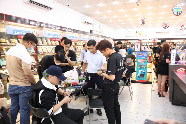 Chỉ sau 1 giờ mở bán, FPT Shop giao 500 máy Galaxy S23 Series cho khách hàng - Ảnh 1.