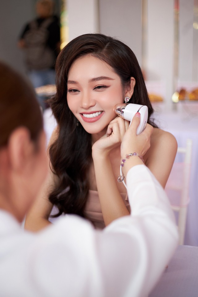 Thanh Thanh Huyền c&ugrave;ng nhiều KOC l&agrave;m đẹp hội tụ, c&ugrave;ng nhau &ldquo;giải m&atilde; l&agrave;n da&rdquo; với c&ocirc;ng nghệ Hollywood Spectra tại Zema Việt Nam - Ảnh 1.