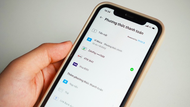 Giới trẻ Hà Nội và TP.HCM háo hức với cơ hội xuất hiện trên billboard khi check-in cùng ZaloPay và Grab - Ảnh 1.