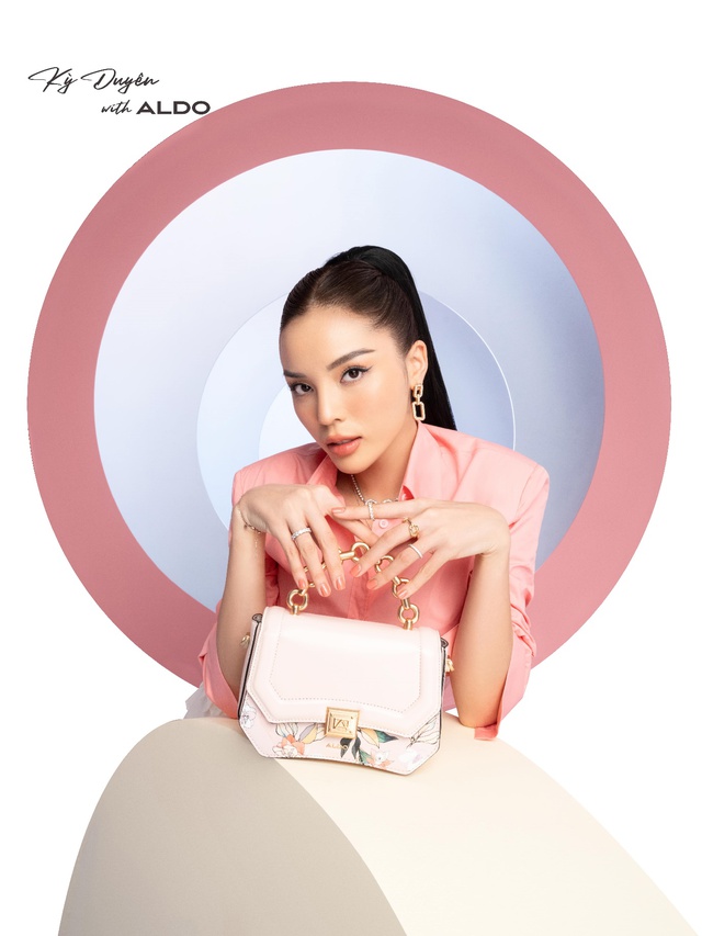 Kỳ Duy&ecirc;n kết hợp c&ugrave;ng ALDO ra mắt BST thời trang mới: Vừa Y2K trẻ trung, lại c&aacute; t&iacute;nh quyền lực, dự sẽ khiến c&aacute;c t&iacute;n đồ th&iacute;ch m&ecirc; - Ảnh 2.