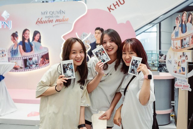 Gương cảm ứng đa sắc PNJ - Điểm trải nghiệm đầy th&uacute; vị d&agrave;nh cho ph&aacute;i đẹp dịp 8/3 - Ảnh 3.