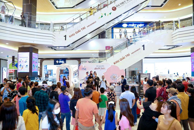 Gương cảm ứng đa sắc PNJ - Điểm trải nghiệm đầy th&uacute; vị d&agrave;nh cho ph&aacute;i đẹp dịp 8/3 - Ảnh 4.