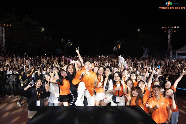 Hoà Minzy, Orange, Anh Tú “cháy” hết mình cùng sinh viên Đại học FPT tại Big Open Day - Ảnh 4.