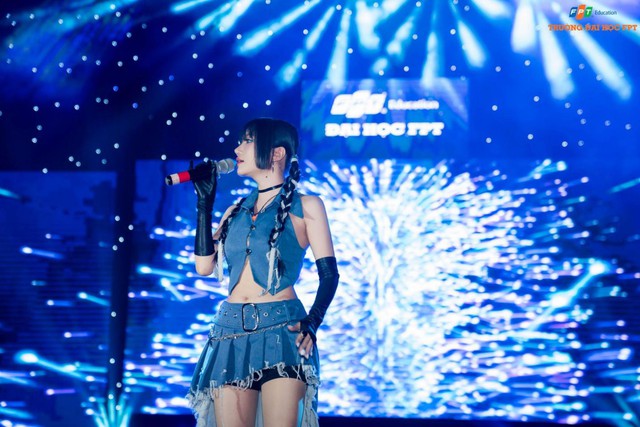 Hoà Minzy, Orange, Anh Tú “cháy” hết mình cùng sinh viên Đại học FPT tại Big Open Day - Ảnh 5.