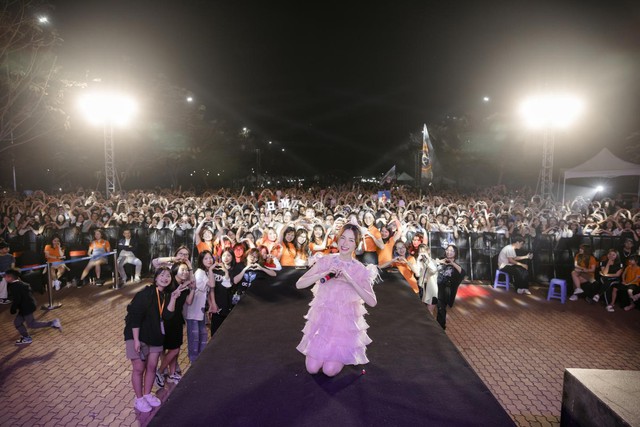 Hoà Minzy, Orange, Anh Tú “cháy” hết mình cùng sinh viên Đại học FPT tại Big Open Day - Ảnh 8.