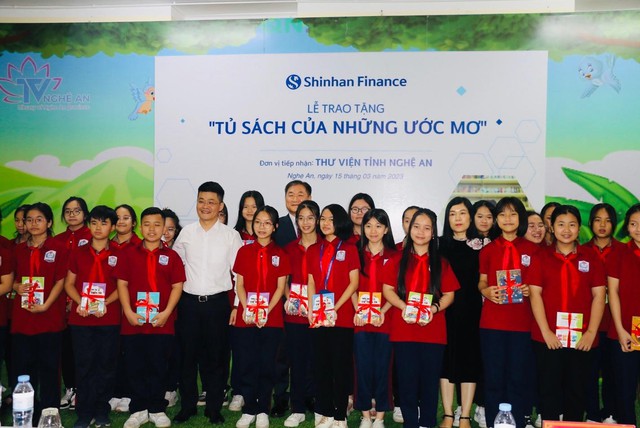 Shinhan Finance tặng hơn 2.600 đầu sách và hỗ trợ tạo không gian đọc cho thiếu nhi Nghệ An - Ảnh 1.