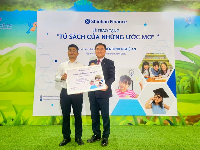 Shinhan Finance tặng hơn 2.600 đầu sách và hỗ trợ tạo không gian đọc cho thiếu nhi Nghệ An - Ảnh 2.