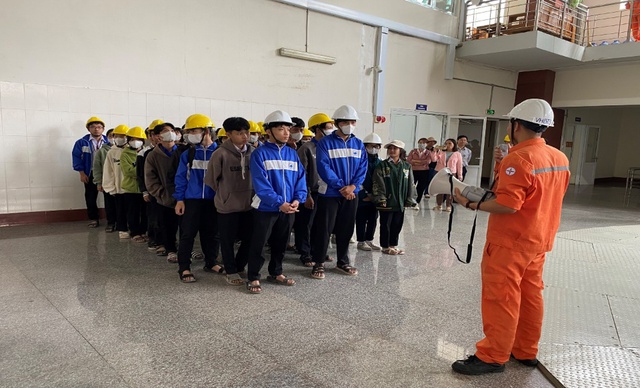 Đoàn học sinh tham quan, hướng nghiệp tại nhà máy thủy điện Buôn Tua Srah - Ảnh 2.