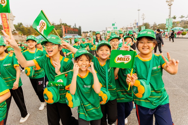 Ca sĩ nhí Đăng Bách cùng học sinh Nghệ An tham gia Ngày hội đi bộ MILO 2023 - Ảnh 5.