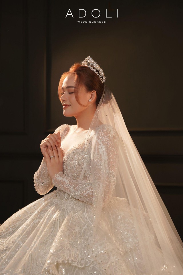 “Thánh Sún” Ngân Thảo nổi bật trong ngày trọng đại với bộ váy cưới 100 triệu đồng đến từ thương hiệu ADOLI - Ảnh 3.