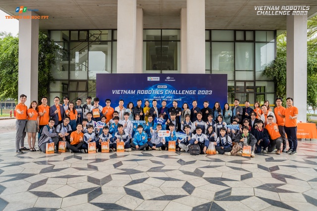 Đại học FPT phát động cuộc thi Vietnam Robotics Challenge 2023 cho học sinh THPT toàn quốc - Ảnh 1.