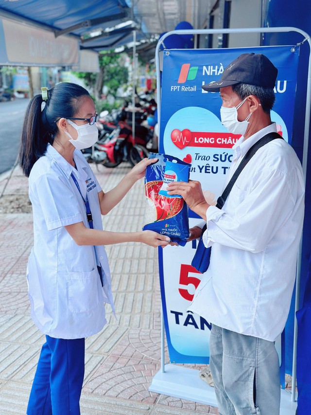 FPT Long Châu tiếp tục hành trình Long Châu Sẻ Chia trao tặng 1 triệu ngày thuốc miễn phí đến những hoàn cảnh khó khăn - Ảnh 1.