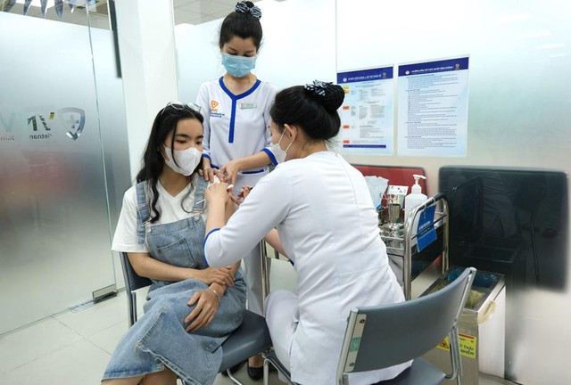 Nhiều Việt kiều, du học sinh về Việt Nam tiêm vắc xin HPV - Ảnh 1.