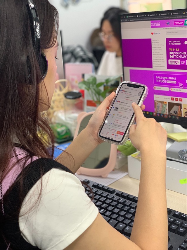 Ăn trưa tranh thủ, ngủ khẩn trương, hội c&ocirc;ng sở rủ nhau chốt sale sinh nhật Lazada b&ugrave;ng nổ - Ảnh 1.