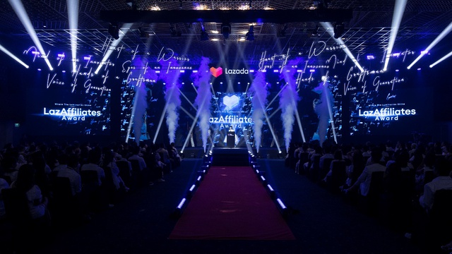 Hoa hậu Thùy Tiên, Võ Hà Linh, Chloe Nguyễn cùng dàn KOLs tỏa sáng tại lễ trao giải LazAffiliates Award 2023 - Ảnh 1.