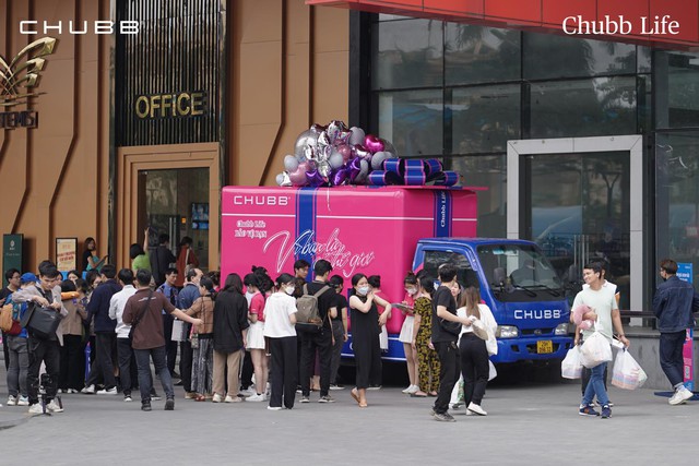 Chubb Life khuấy đảo Hà Nội, TP.HCM với hộp quà khổng lồ gây thương nhớ nhân ngày Sức khoẻ Thế giới - Ảnh 2.