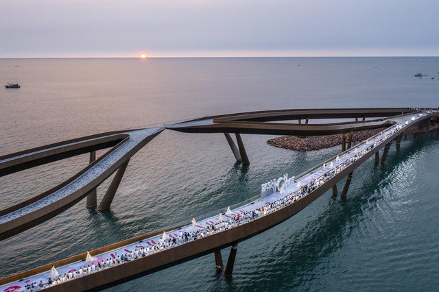 Trở th&agrave;nh &ldquo;s&agrave;n catwalk trong mơ&rdquo;: Cầu H&ocirc;n đốn tim giới mộ điệu - Ảnh 3.