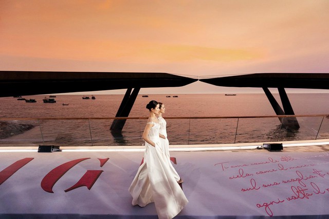 Trở th&agrave;nh &ldquo;s&agrave;n catwalk trong mơ&rdquo;: Cầu H&ocirc;n đốn tim giới mộ điệu - Ảnh 8.