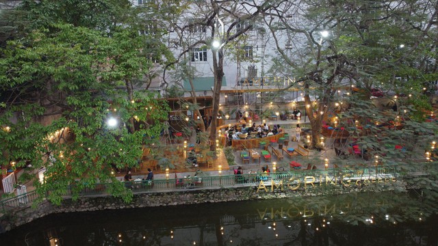 Quán cafe hơn 1000m² xanh mướt, có tất cả những gì giới trẻ cần gần Đại học Hà Nội - Ảnh 1.