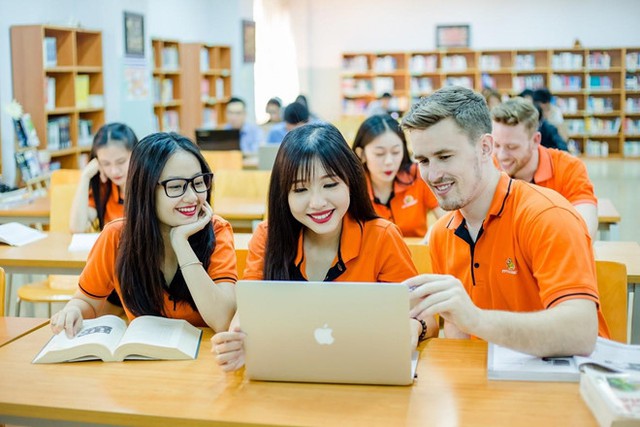 Đại học FPT nhận giải chuyển đổi số xuất sắc từ Coursera - Ảnh 2.