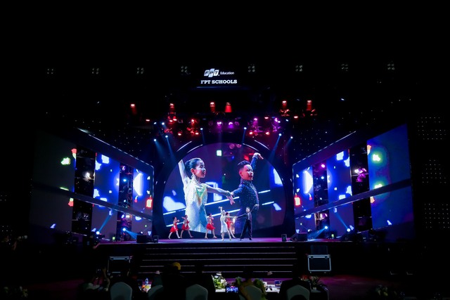 Học sinh H&agrave; Nam &ldquo;đốt ch&aacute;y&rdquo; s&acirc;n khấu Chung kết T&agrave;i năng FSchools Talent Show 2023 - Ảnh 2.