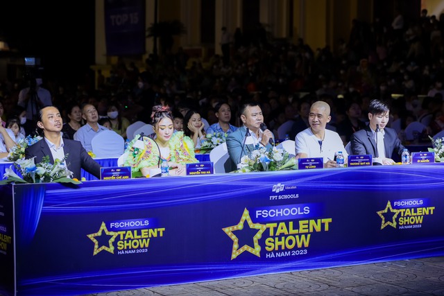 Học sinh H&agrave; Nam &ldquo;đốt ch&aacute;y&rdquo; s&acirc;n khấu Chung kết T&agrave;i năng FSchools Talent Show 2023 - Ảnh 4.
