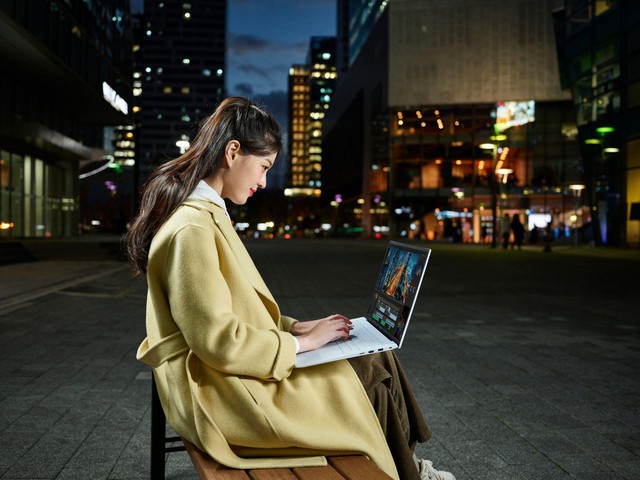 Người trẻ đa nhiệm cần một chiếc laptop toàn năng như LG gram 2023 - Ảnh 1.
