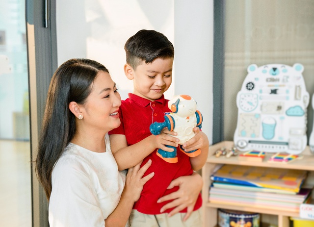 Đầu tư cho con học trường quốc tế, 3 mẹ bỉm bất ngờ trước sự dạn dĩ của các nhóc tỳ - Ảnh 1.