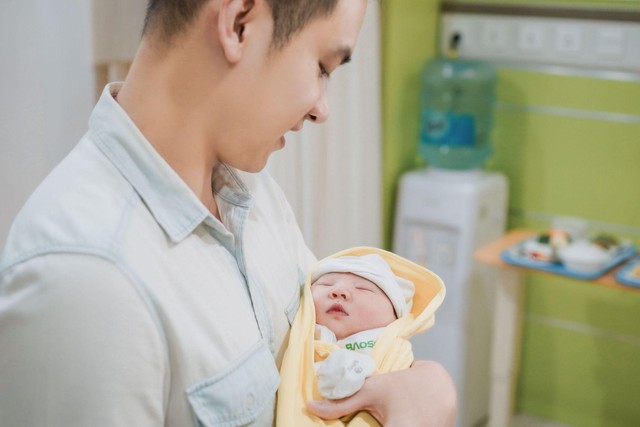 Ca sĩ Duy Khoa bất ngờ khoe ảnh con trai mới sinh và cảm xúc lần đầu làm chuyện ấy - Ảnh 4.