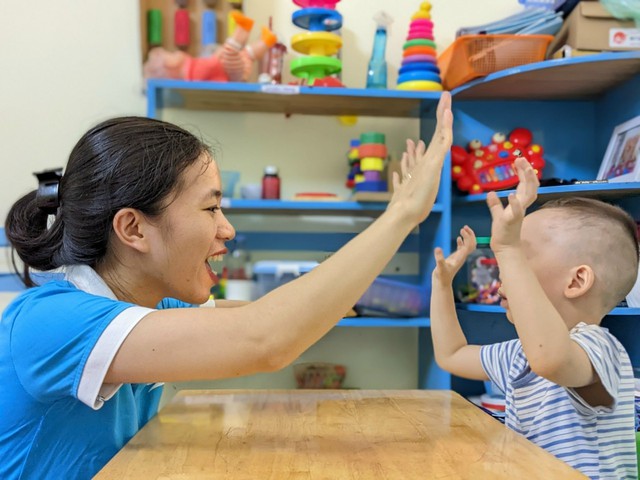 X&uacute;c động t&acirc;m sự của gi&aacute;o vi&ecirc;n dạy trẻ rối loạn phổ tự kỉ - Ảnh 3.