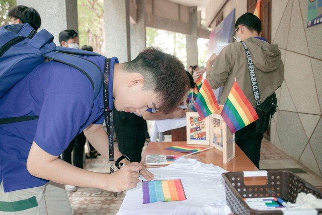 Sinh viên Cần Thơ “cháy hết mình” cùng Minh Tú và Lynk Lee trong SAFE-UNI Festival, cam kết luôn “Yêu An Toàn” - Ảnh 2.