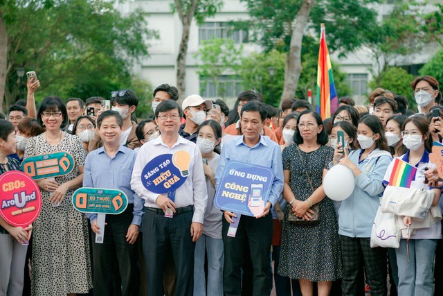 Sinh vi&ecirc;n Cần Thơ &ldquo;ch&aacute;y hết m&igrave;nh&rdquo; c&ugrave;ng Minh T&uacute; v&agrave; Lynk Lee trong SAFE-UNI Festival, cam kết lu&ocirc;n &ldquo;Y&ecirc;u An To&agrave;n&rdquo; - Ảnh 4.